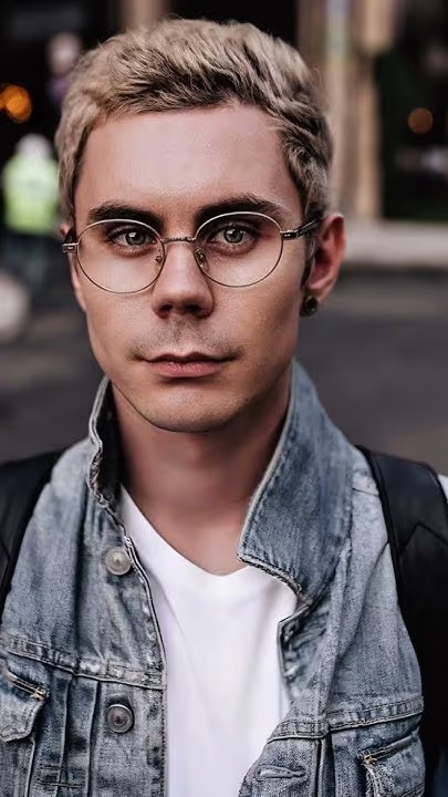 фон с человеком в очках скачать обои